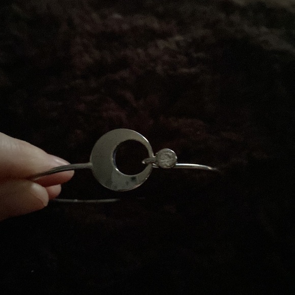 Silver bangle with single crystal with moon shaped squeeze clasp - Picture 2 of 10